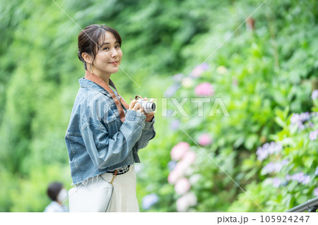 鎌倉近辺を旅する女性 梅雨時期に旅する女性 あじさいを見る女性 鎌倉近辺を旅する女性 梅雨時期に旅する女性 あじさいを見る女性 105924247