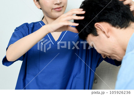 薄毛治療の診断をする医師と男性患者 105926236