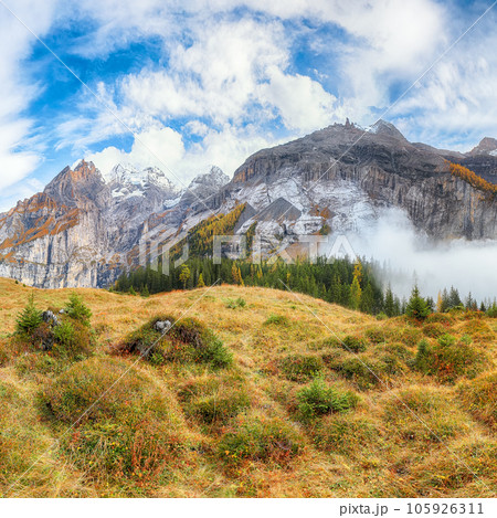 Incredible  autumn view of Oeschinen valley and luemlisalp summit. 105926311