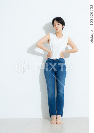 デニムの女性 デニムの女性 105926352