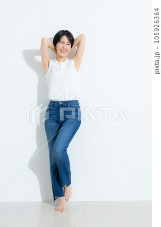デニムの女性 デニムの女性 105926364