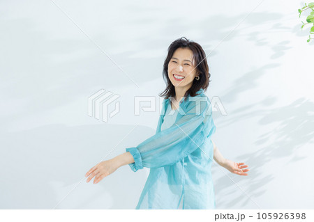 水色のシャツのミドル女性 水色のシャツのミドル女性 105926398