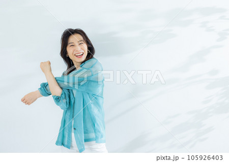 水色のシャツのミドル女性　　 105926403