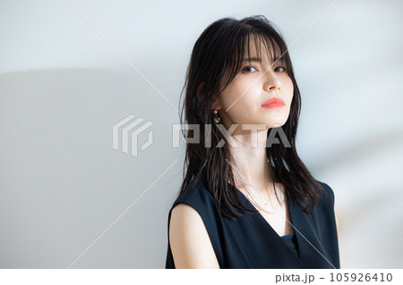 黒いワンピースの女性 黒いワンピースの女性 105926410