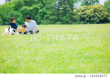 ファミリー　芝生　 105926477