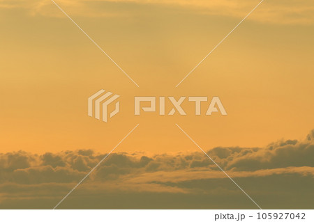 夕日に染まる雲 105927042