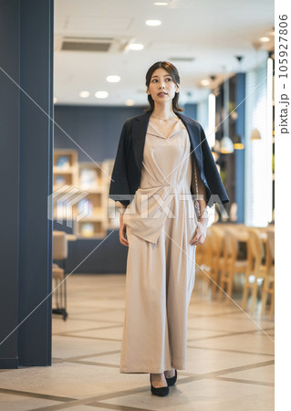 アラサーの女性 ショッピング・外出イメージ ポートレート アラサーの女性 ショッピング・外出イメージ ポートレート 105927806