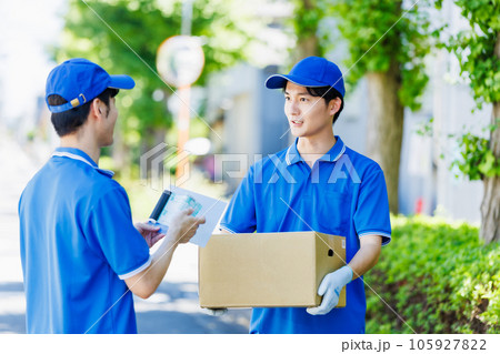 荷物を届ける宅配便の若いドライバー 105927822