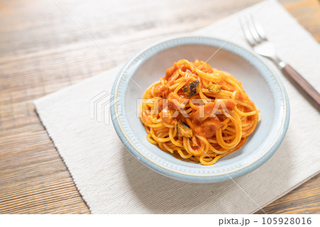 ベーコンと茄子のシンプルなトマトパスタ 105928016