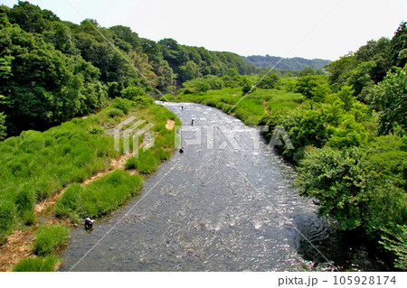 神奈川県中津川の初夏のアユ釣り風景 神奈川県中津川の初夏のアユ釣り風景 105928174