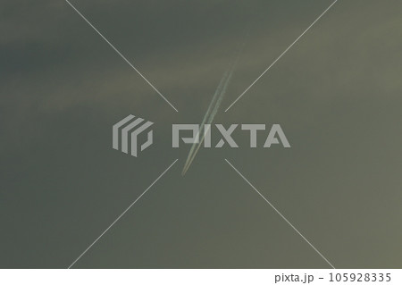 青空に伸びる飛行機雲 105928335