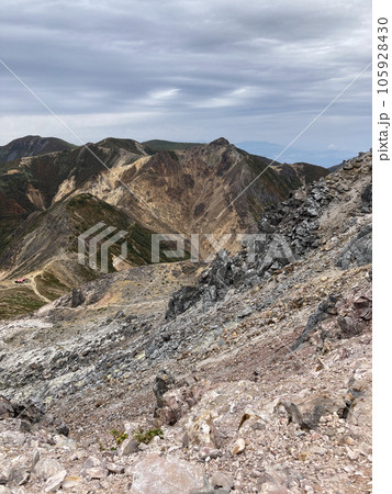 高山の岩肌 105928430