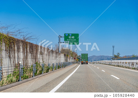 新潟県柏崎市　北陸自動車道の柏崎インターチェンジ付近を走行中のトラック 105928440