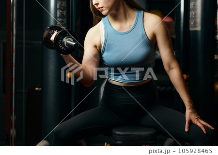 ダンベルで腕を鍛える女性 ダンベルで腕を鍛える女性 105928465