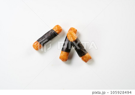 煎餅　白背景イメージ 105928494