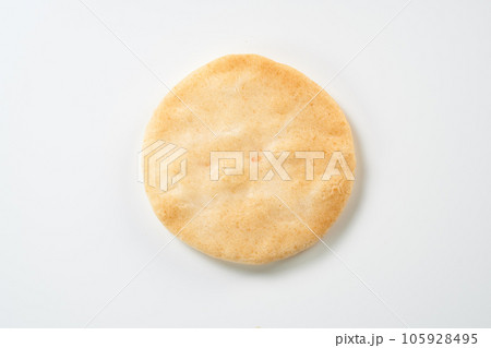 煎餅　白背景イメージ 105928495