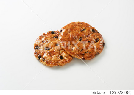 煎餅　白背景イメージ 105928506
