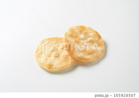煎餅　白背景イメージ 105928507