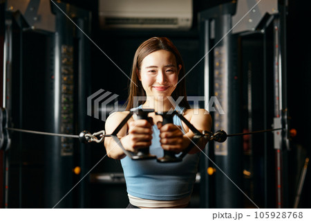 フィットネスマシンで体を鍛える女性 105928768