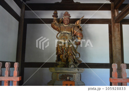 「持国天」の像（萬福寺･天王殿／京都府宇治市五ケ庄三番割34） 105928833