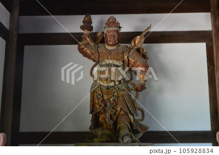 「持国天」の像（萬福寺･天王殿／京都府宇治市五ケ庄三番割34） 105928834
