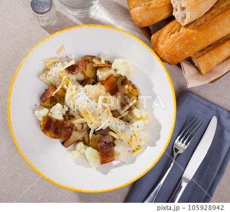 Top view of baked potatoes with cauliflower, bacon, cheese sauce 105928942