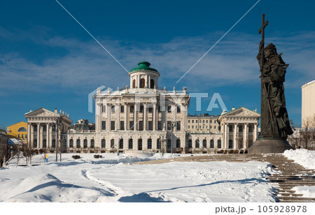 Neoclassical Pashkov House and monument to Vladimir Great in Moscow 105928978