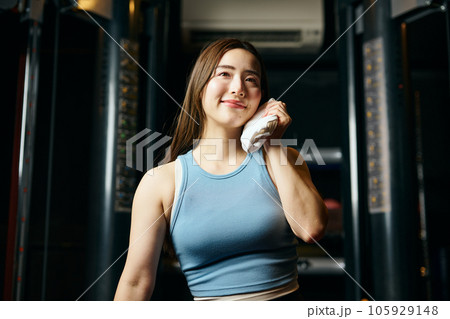 トレーニング中に汗を拭き取る女性 トレーニング中に汗を拭き取る女性 105929148