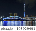 東京スカイツリーと隅田川に架かる駒形橋の夜景 105929491