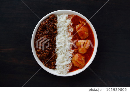 バターチキンカレーとキーマカレーのあいがけカレー 105929806