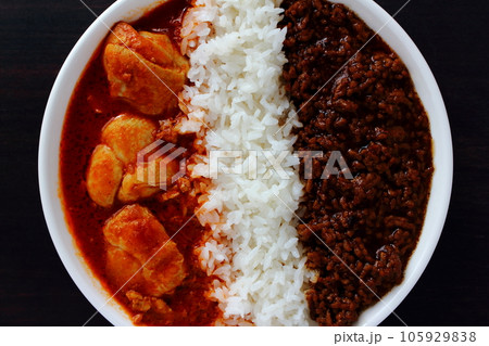 バターチキンカレーとキーマカレーのあいがけカレー バターチキンカレーとキーマカレーのあいがけカレー 105929838