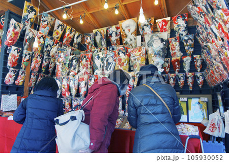 羽子板市は年末恒例のイベント。浅草寺境内は、買う人と売る人の賑やかな声で大混雑で楽しげだ 105930052