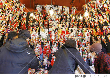 年末のイベント、羽子板市は江戸時代から続く冬の風物詩。賑やかに楽しみながら羽子板を選ぶ人たち 年末のイベント、羽子板市は江戸時代から続く冬の風物詩。賑やかに楽しみながら羽子板を選ぶ人たち 105930056