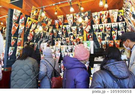 年末のイベント、羽子板市は江戸時代から続く冬の風物詩。賑やかに楽しみながら羽子板を選ぶ人たち 年末のイベント、羽子板市は江戸時代から続く冬の風物詩。賑やかに楽しみながら羽子板を選ぶ人たち 105930058