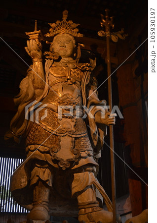 「多聞天(毘沙門天)」の木像(東大寺・大仏殿/奈良県奈良市雑司町) 「多聞天(毘沙門天)」の木像(東大寺・大仏殿/奈良県奈良市雑司町) 105930197