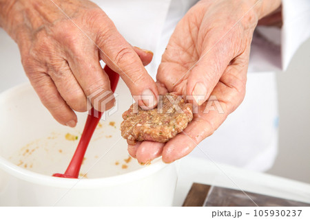 Step by step preparation of mini burgers. Homemade mini burgers for children or appetizers. Small hamburgers. Step by step preparation of mini burgers. Homemade mini burgers for children or appetizers. Small hamburgers. 105930237