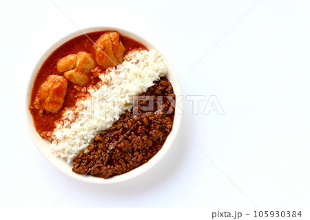 バターチキンカレーとキーマカレーのあいがけカレー バターチキンカレーとキーマカレーのあいがけカレー 105930384