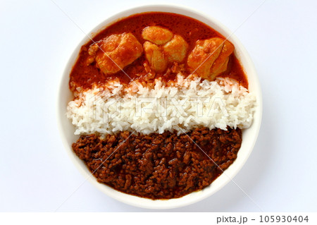 バターチキンカレーとキーマカレーのあいがけカレー 105930404