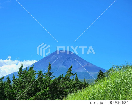 青空に夏の富士山 105930624