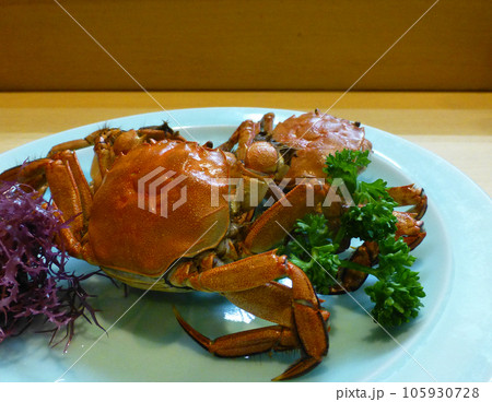 脂がのったカニは最高に美味、上海蟹と同族のモクズガニの塩茹での写真 105930728