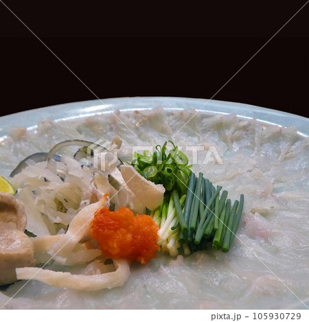 冬の食の楽しみ、トラフグの刺身の写真 冬の食の楽しみ、トラフグの刺身の写真 105930729