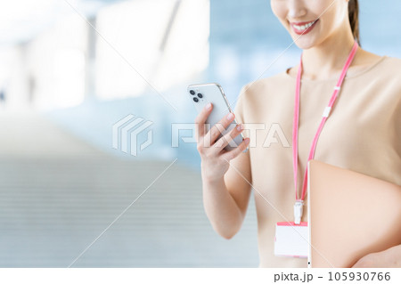 スマホを見る若い女性のエンジニア 105930766