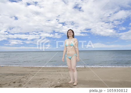 真夏の北海道江差町の海岸でビキニの女性のポートレートを撮影 105930812