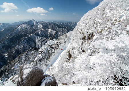 【富士見岩展望台から望む冬の大パノラマ】御在所岳・菰野町・三重県 【富士見岩展望台から望む冬の大パノラマ】御在所岳・菰野町・三重県 105930922