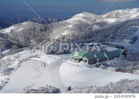 冬のロープウエイ山上公園駅から見る山上風景 105930976