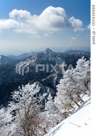 【雪山絶景】御在所岳の樹氷と鎌ヶ岳 【雪山絶景】御在所岳の樹氷と鎌ヶ岳 105930988
