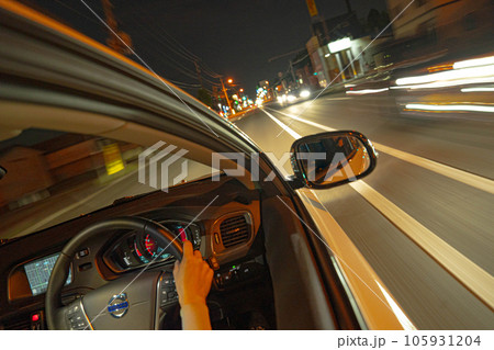 夜の景色が流れながら走る車 105931204