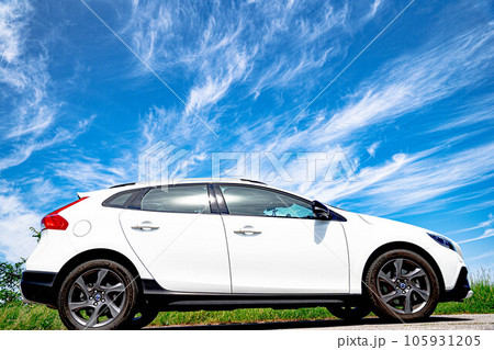 青空と車 105931205
