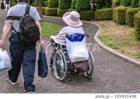 日本の横浜都市景観　高齢化社会…車椅子生活…＝横浜市内で 105931498