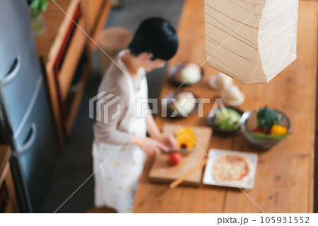 キッチンで料理をする50代女性 キッチンで料理をする50代女性 105931552